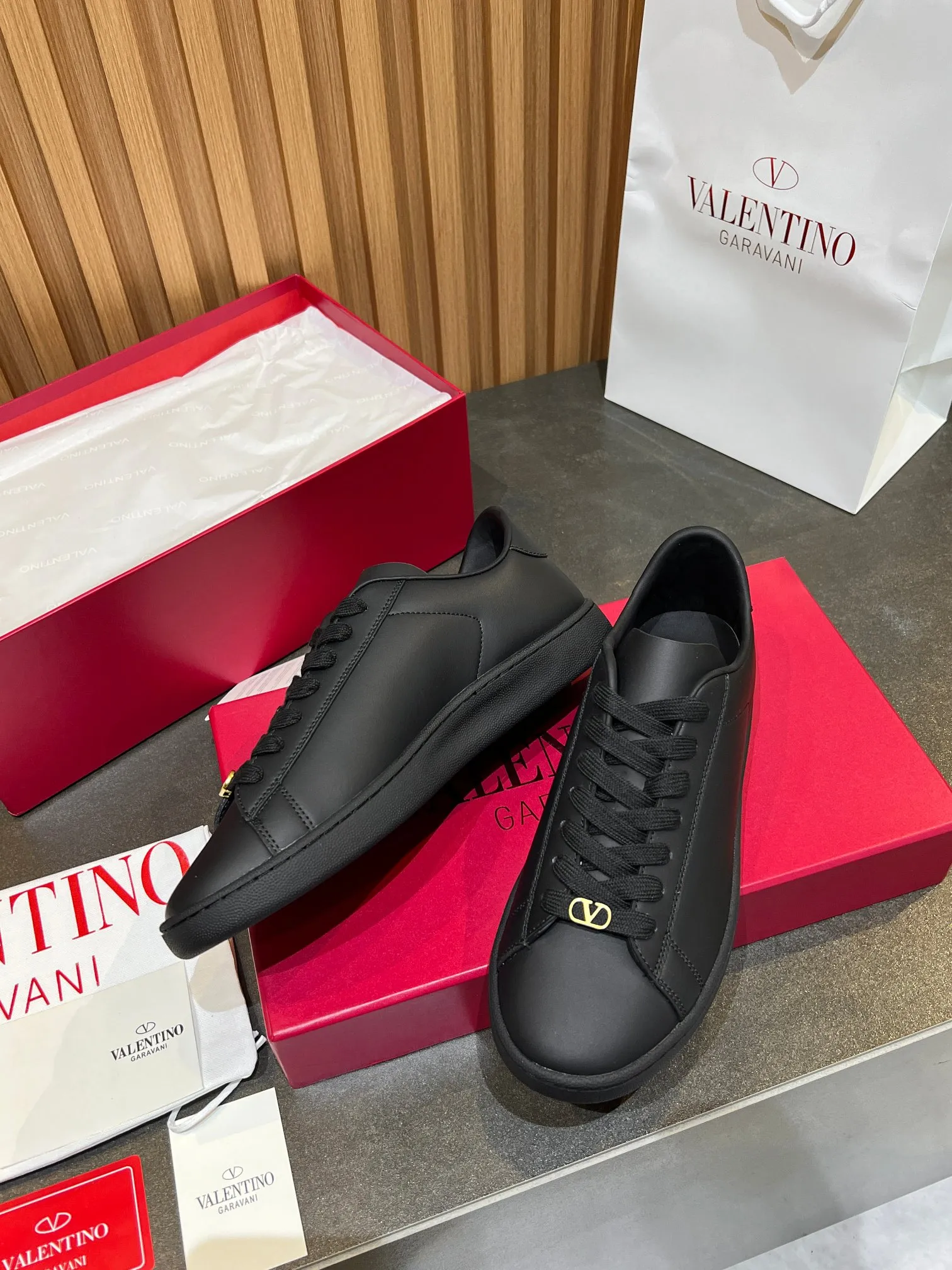 [Valentino] P: 640💰 Couple style, size: women 35-40▪️men 39-44 (45. Customized) Valentino VLTN casual shoes 2025 latest moral training shoes I can't put it down. Seiko details of cowhide sneakers, retro fashion, simple and advanced, casual matching. 1:1 restoration! Top luxury masterpiece, lace-up design, soft and comfortable imported calfskin brings excellent and elegant texture and excellent foot comfort. Top purchasing version upper: imported calfskin surface/original oil edge process + printing process. Inner lining: water-dyed cowhide lining. Outsole: original development 𝐓𝐏𝐔 two-color combination outsole. Packaging: full package with original configuration.